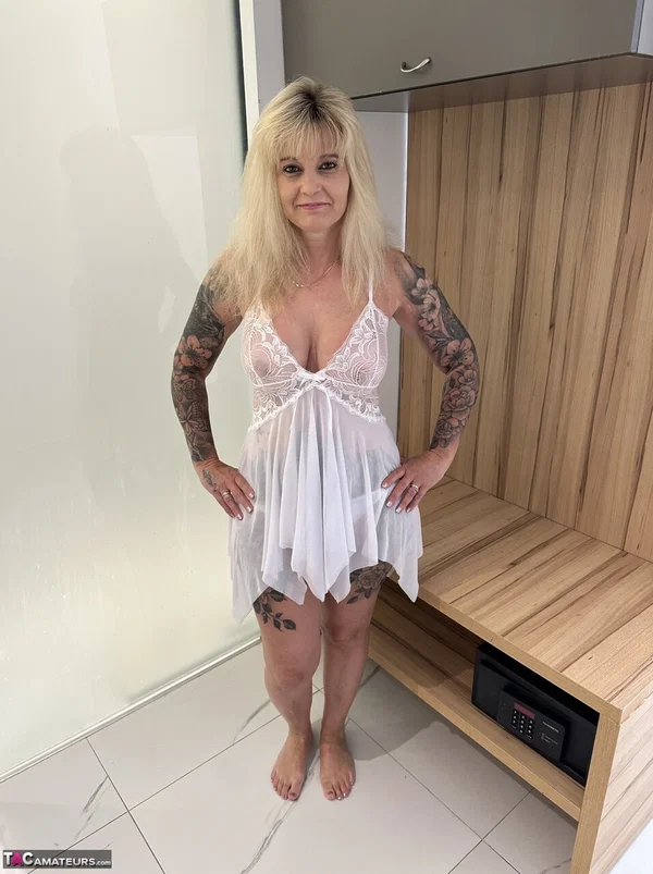 Tattooed blonde amateur displays her big tits and big ass in the nude  - Mature, Chubby, Ass, Tattoo, Close Up, BBW, Thick, Big Tits, Lingerie, Curvy  - Photo 1