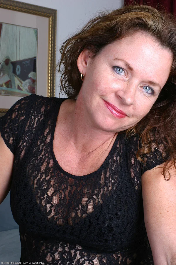 Blue eyed mature Sally reveals her saggy boobs and tasty cunt in a solo  - Mature, Chubby, MILF, Curvy, Amateur, Thick, BBW, Saggy Tits, PAWG, Spreading  - Photo 1