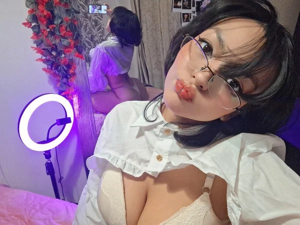 OnlyFans Nerdy B performed by Nerdy B Porn Pics  - Colombian, Selfie, Curvy, Latina, Glasses, Chubby, Thick, Teen, Big Tits, Amateur  - Photo 2
