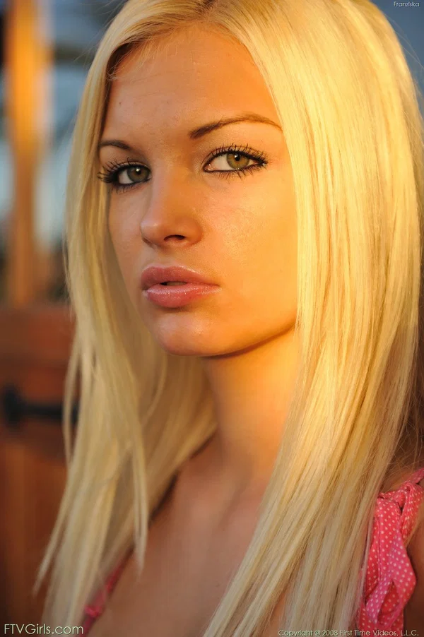 Glamorous blonde Franziska shows her slender body & masturbates with a banana  - Blonde, Face, Sexy, Panties, Pussy, Beautiful, Skinny, Amateur, Model, Feet  - Photo 2