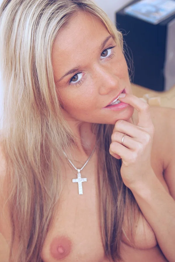 Pretty teen Jana shows her magnificent tits and her delicious pink pussy  - Amateur, Teen, Cute  - Photo 18