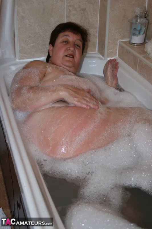 Older redhead Kinky Carol sinks her plump body into a tub of bathwater  - BBW, Mature, Chubby, Bath, Wet, Thick, Curvy, Ass, Short Hair, Big Tits  - Photo 14