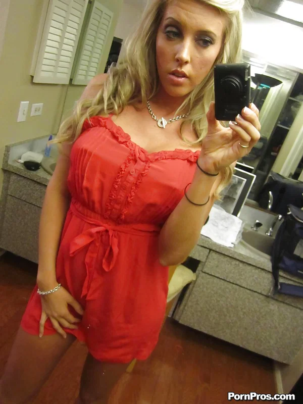 Blonde girlfriend Samantha Saint reveals her big tits and an excellent ass  - Selfie, Girlfriend, Clothed, Blonde, Babe, Shorts, Big Tits, Skirt, Undressing, Ass  - Photo 3