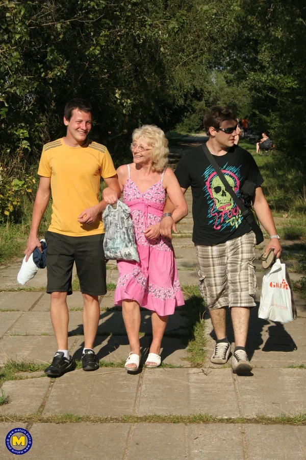 Mature slut Margrit K getting fucked and facialed in a public threesome  - Granny, Groupsex, Outdoor, Old Young, Amateur, Reality, Caught, Ass, Pussy, Short Hair  - Photo 3