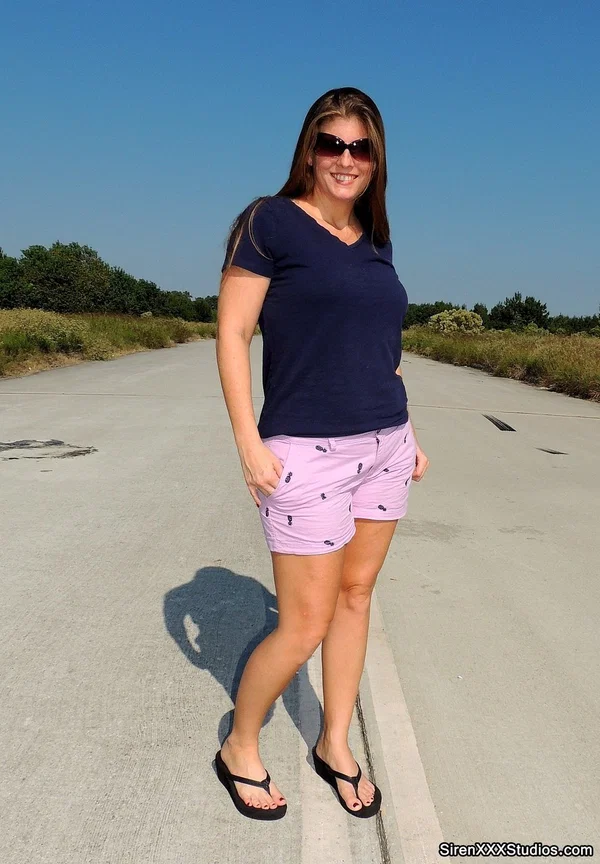 Amateur fatty Kloe Joy toys her shaved pussy & sucks cock in an outdoor strip  - Chubby, MILF, Amateur, Curvy, BBW, Outdoor, Anal Gape, Thick, Pussy, Glasses  - Photo 1