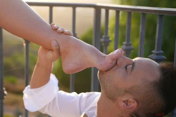 Sexy housewife Annie King sucks & rides a big dick in a hot foot fetish scene  - Housewife, Wife, Footjob, Feet, Fetish, Family, Natural Tits, Beautiful, Big Tits, Cowgirl  - Photo 5