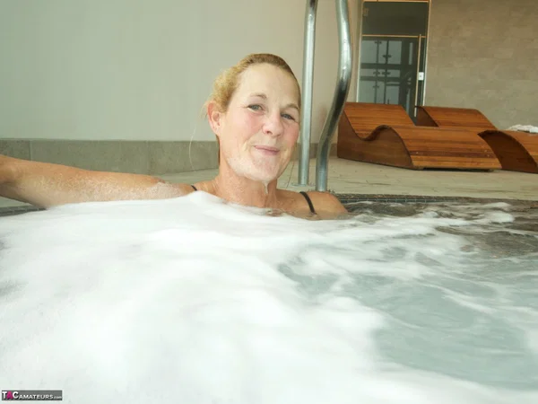 Amateur chick Molly MILF exposes her tits and twat while immersed in bathwater  - Underwater, Mature, Pool, Amateur, Bikini, Wet, MILF, Blonde, Spreading, British  - Photo 13