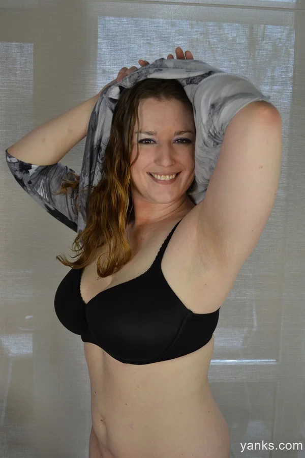 Brunette with big natural tits Jessica Gains strips and teases her juicy pussy  - Chubby, Thick, BBW, Curvy, Undressing, Natural Tits, Pussy, Amateur, Dildo, Jeans  - Photo 7