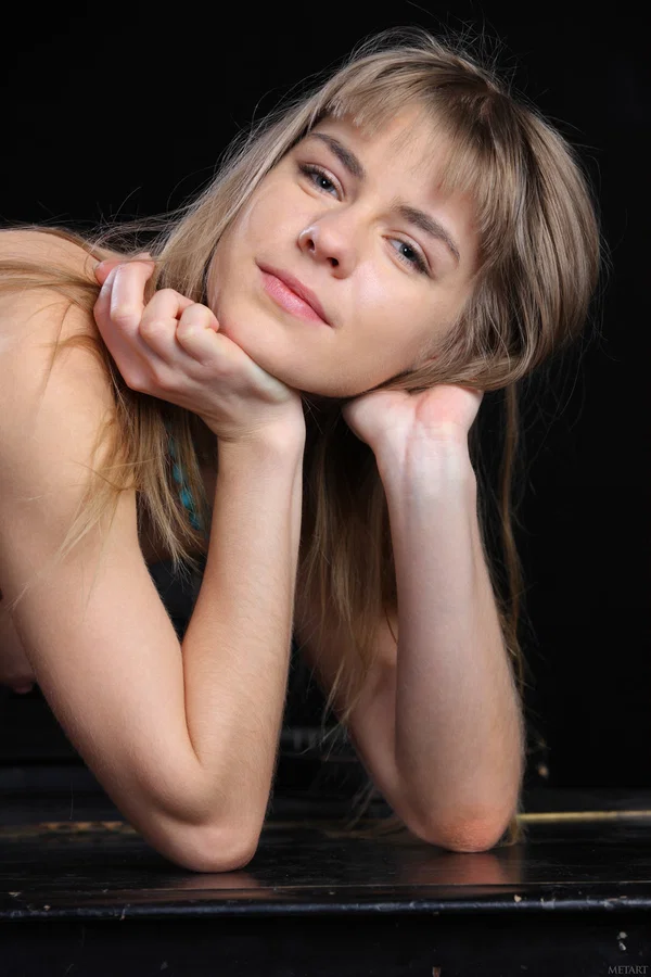 Young beauty with very long hair models totally naked in front of a piano  - Hairy, Pretty, Tall, Teen, Sexy, Blonde, Cute  - Photo 17