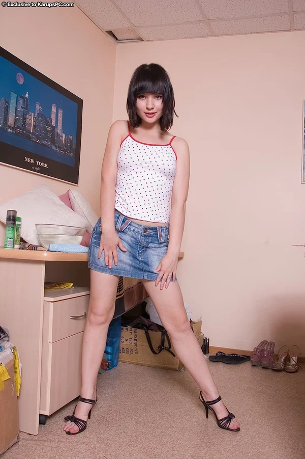 Amateur cutie Lisa brushing and toying her hairy pussy in a solo  - Teen, Amateur, Hairy, Short Hair, Spreading, Pussy, Dildo, Feet, Cute, Masturbation  - Photo 1