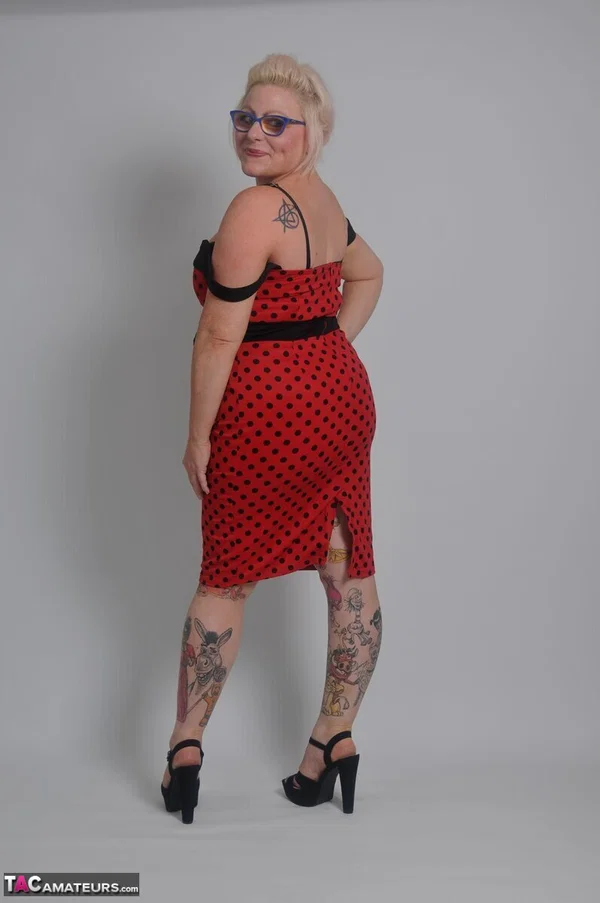 Tattooed blonde Mollie Foxxx removes her dress while wearing glasses  - Mature, Chubby, Thick, Curvy, Lingerie, Glasses, British, Redhead, BBW, Tattoo  - Photo 5