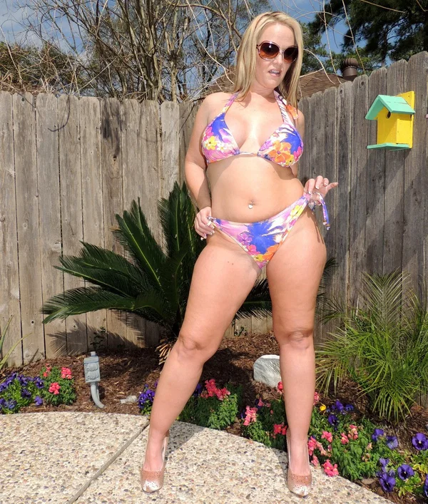 Thick blonde amateur Dee Siren models a bikini and shades in a backyard  - Mature, Chubby, Thick, Ass, BBW, Bikini, Pool, Curvy, MILF, Glasses  - Photo 1