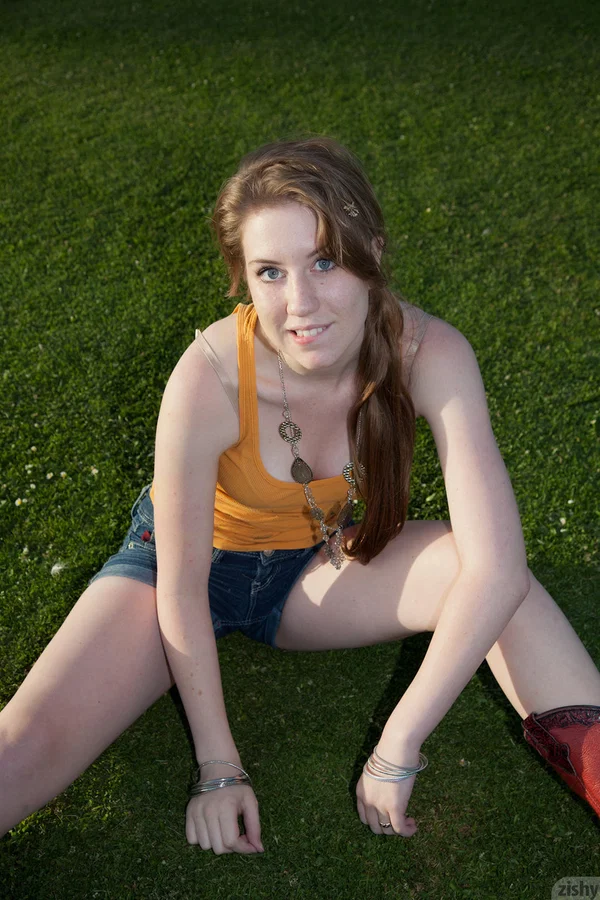 Amateur babe Olivia Pelton flaunts her athletic legs in skimpy shorts & boots  - Girlfriend, Amateur, Shorts, Non Nude, Teen, Perfect, Outdoor, Clothed, Beautiful, Cute  - Photo 2