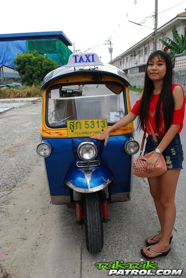 Pretty Asian Bew rides in a tuk tuk while showing her hot legs in booty shorts  - Thai, Mom, Asian, Amateur, Sexy, Tall, Skinny, British  - Photo 5