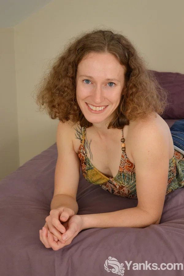 Flexible amateur with curly hair and painted toenails fingers her hairy bush  - Amateur, Feet, Spreading, Non Nude, Pussy  - Photo 1