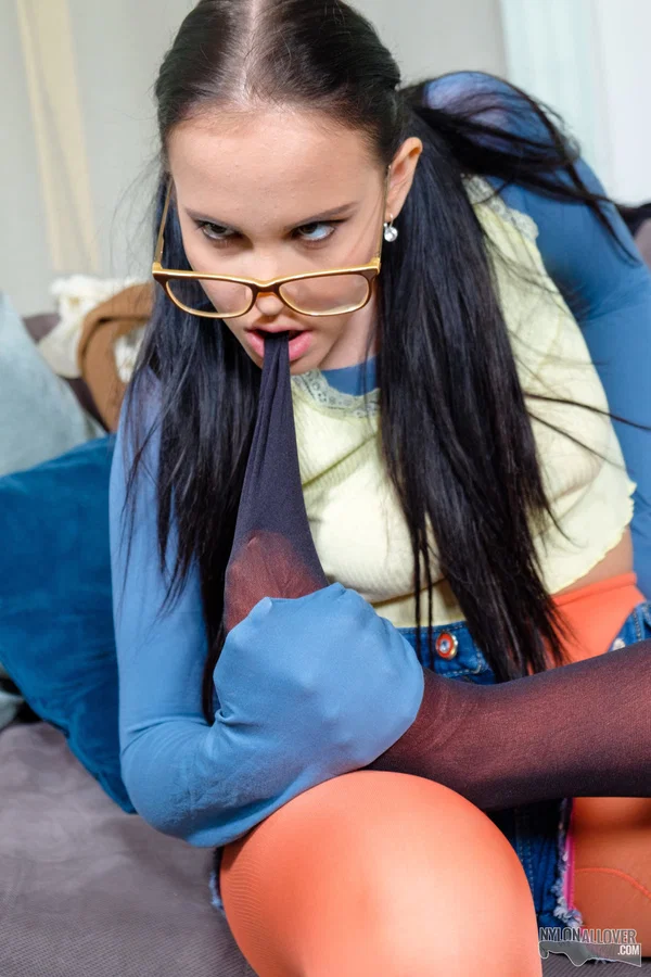 Geeky female Jennifer Mendez covers her elf from head to toe in pantyhose  - Glasses, Fetish, Teen, Pantyhose, Dildo, Cute, Czech, Spreading, Pigtails, Brunette  - Photo 7