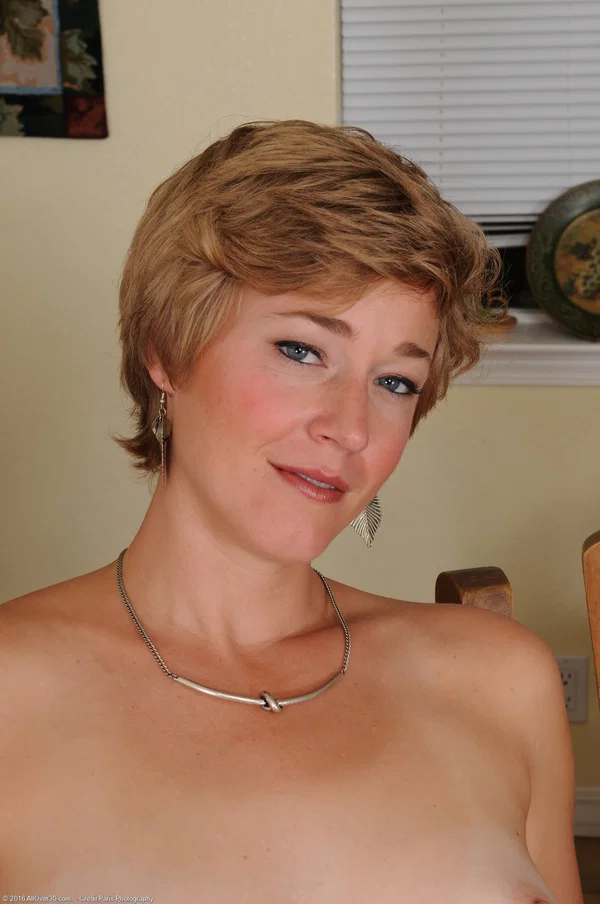 American mature Liz Sophia shows her big ass and toys her vagina in a solo  - Amateur, MILF, Short Hair, Non Nude, Pussy, Dildo, Petite, Masturbation, Shaved, Spreading  - Photo 11