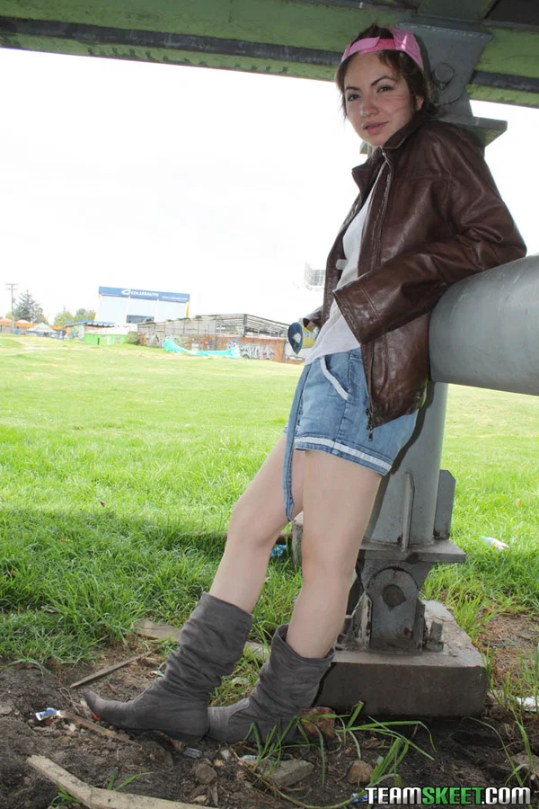Amateur brunette Andrea Abrego gets her naked body hosed down by a stranger  - Teen, Outdoor, Latina, Cute, Pretty, Boots, Pussy, Non Nude  - Photo 6