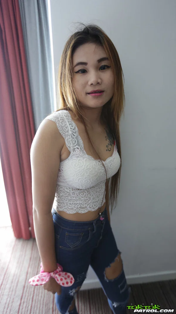 Thai girl agrees to visit hotel room and pose for some non-nude photos  - Thai, Asian, Jeans, Amateur, Outdoor, Cute, Teen, Non Nude  - Photo 16