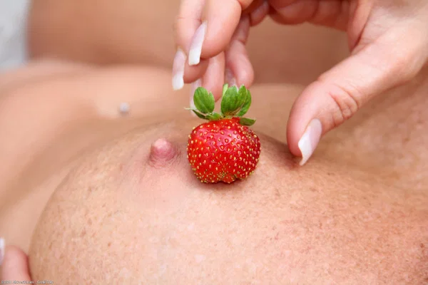 Saucy MILF Ingrid loses her bikini and masturbates in the greenhouse  - Mom, Mature, MILF, Bikini, Amateur, Shaved, Legs, Perfect, Glasses, Close Up  - Photo 13