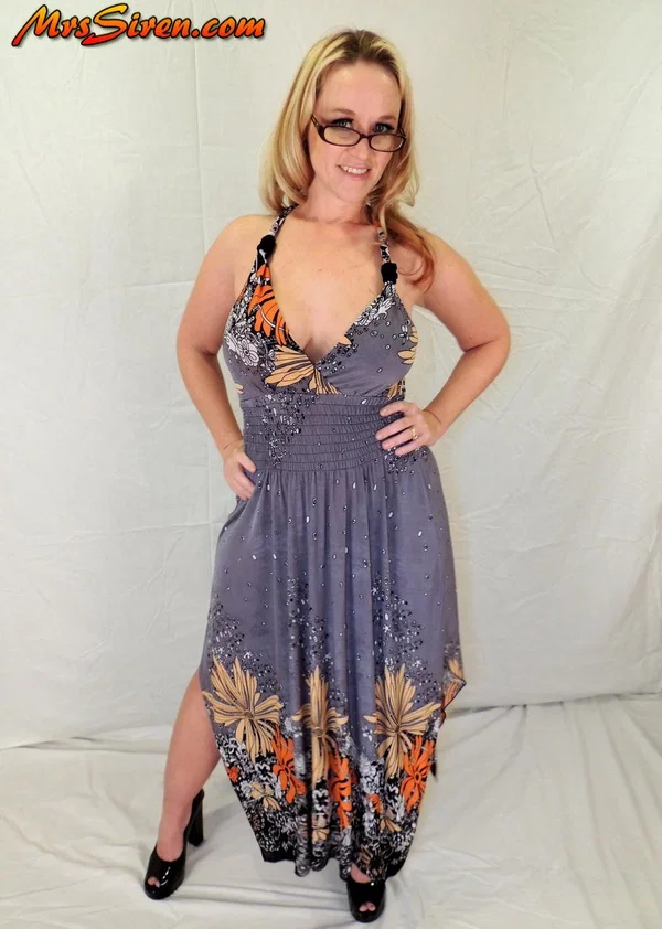 Amateur BBW Dee Siren exposes her big tits in a thong and glasses  - BBW, MILF, Mature, Big Tits, Glasses, Amateur, Skirt, Blonde, Chubby, Clothed  - Photo 1