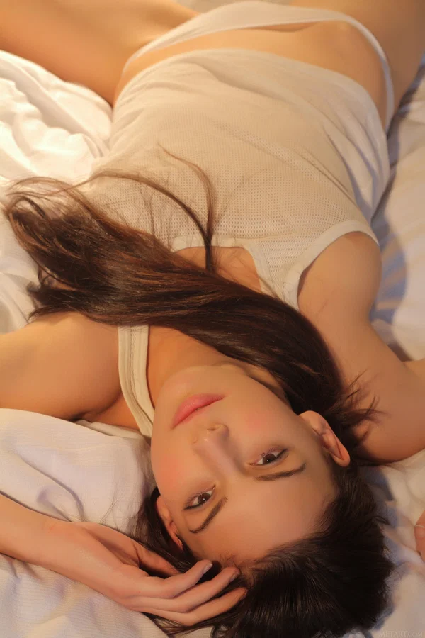 Hot teen with long hair removes her white lingerie to pose nude on a bed  - Photo 4