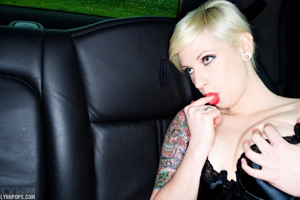 Tattooed blonde Lynn Pops sucks on the heels of her red shoes in a vehicle  - Short Hair, Lingerie, Tattoo, High Heels, Pantyhose, Big Tits, Blonde, Natural Tits, Nipples, Spreading  - Photo 6