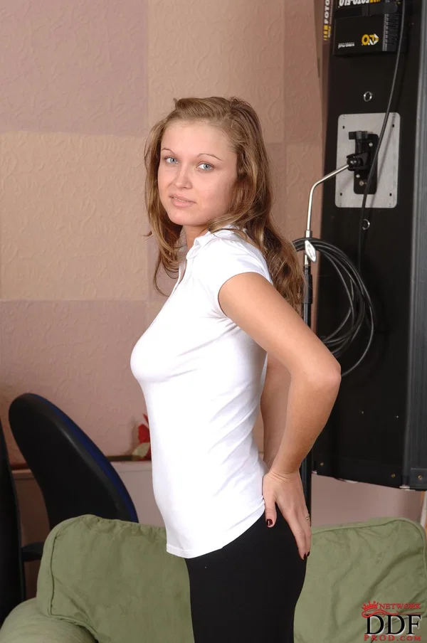 Amateur Hungarian Lesperansa undresses to show off her big tits & pussy  - Casting, Nipples, Hungarian, Yoga Pants, Boots, Natural Tits, Beautiful, Pussy, Legs, Feet  - Photo 4