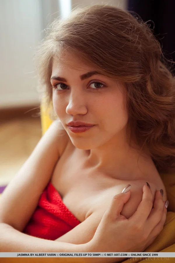 Teen model Jasmina casually displays her nice ass and bald slit while naked  - Tiny Tits, Teen, Close Up, Shaved, Pussy, Spreading, Cute, Glamour, European, Legs  - Photo 1