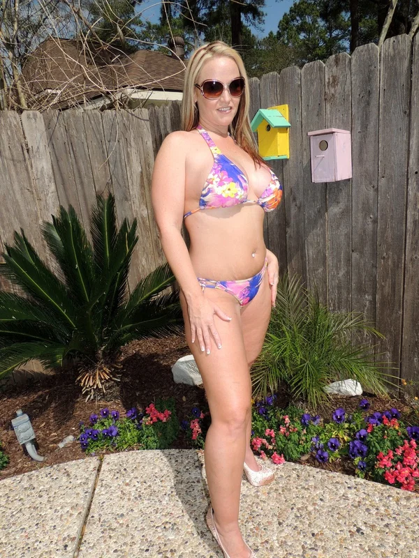 Thick blonde amateur Dee Siren models a bikini and shades in a backyard  - Mature, Chubby, Thick, Ass, BBW, Bikini, Pool, Curvy, MILF, Glasses  - Photo 3