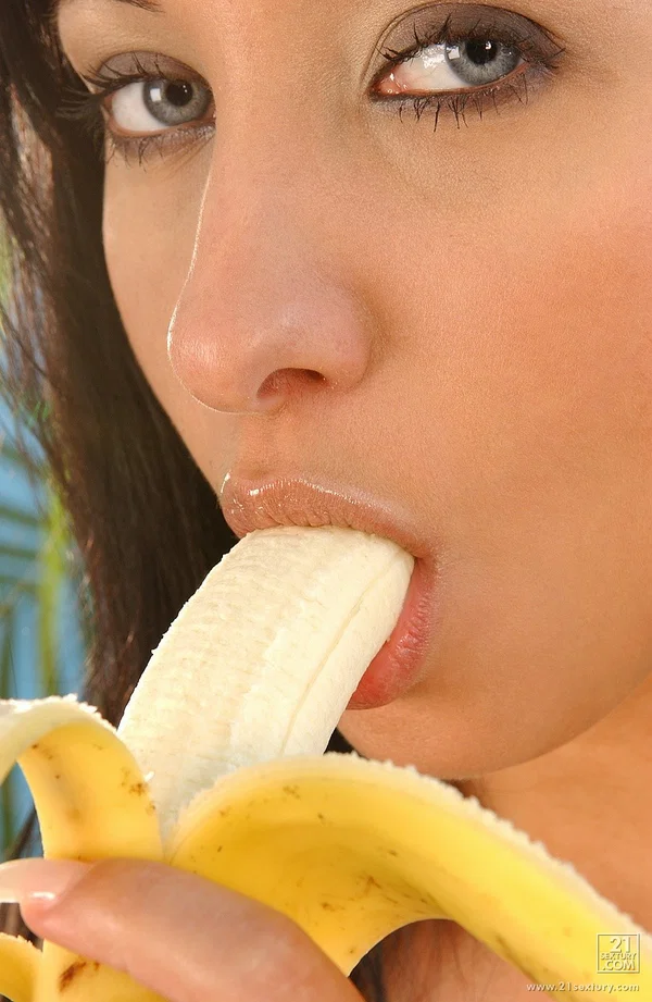 Brunette with big tits Roxanne plays with a banana and sticks it up her twat  - Pussy, European, Big Clit, Outdoor, Feet, Non Nude  - Photo 8