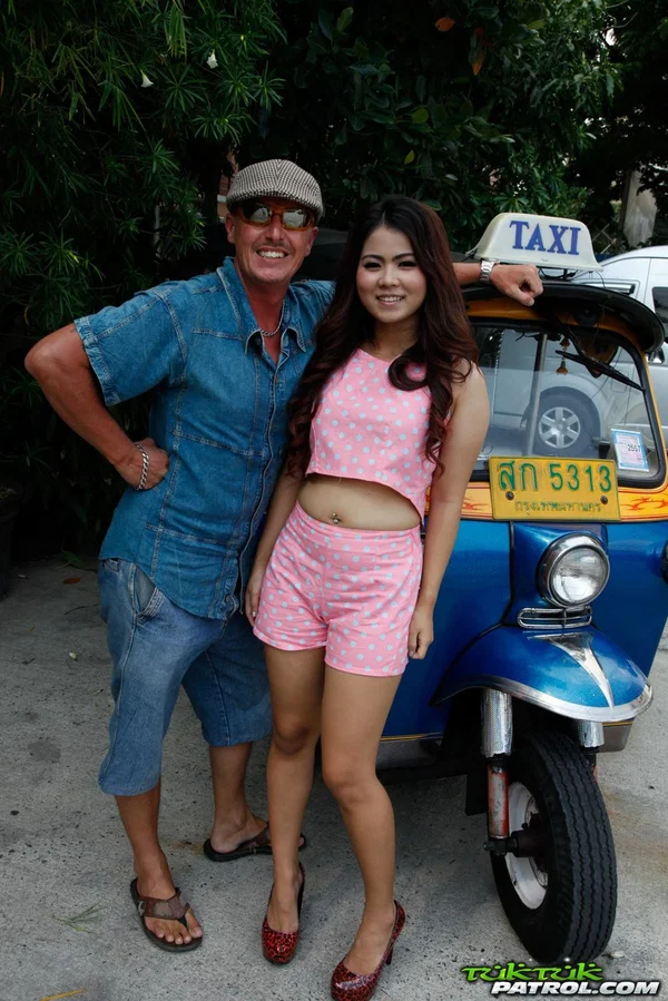 Another pretty Thai teen slut Meena makes contact with Caucasian tourist  - Asian, Amateur, Glasses, Outdoor, Non Nude  - Photo 2